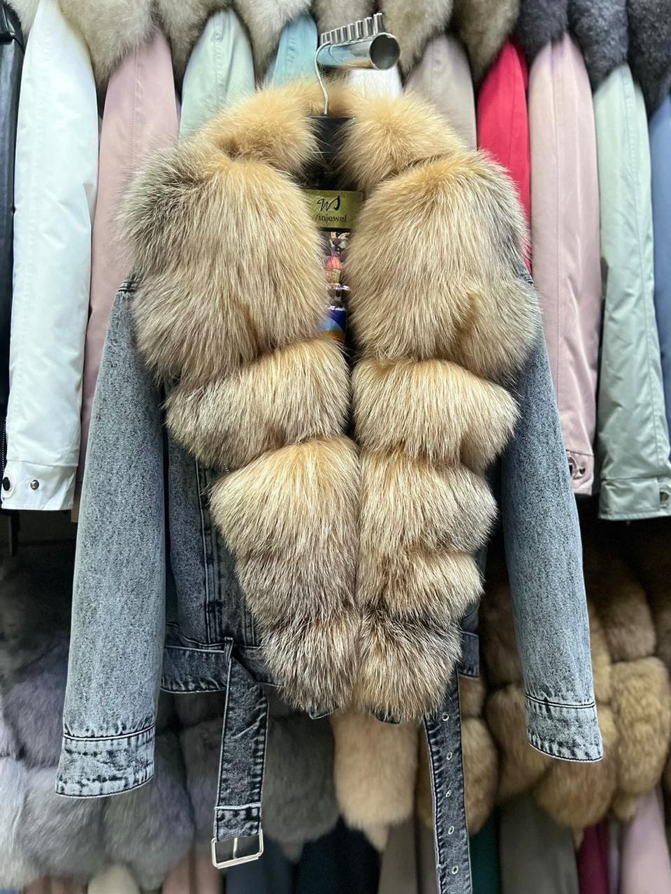 Джинсовка серая с мехом лисы голден фрост